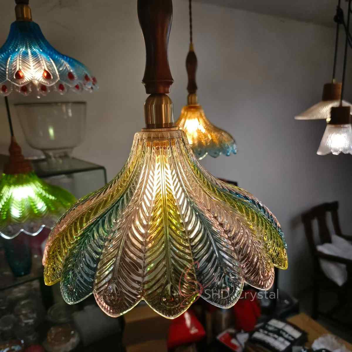 Multicolor Feather-Leaf Gradient Glass Pendant Lampshade